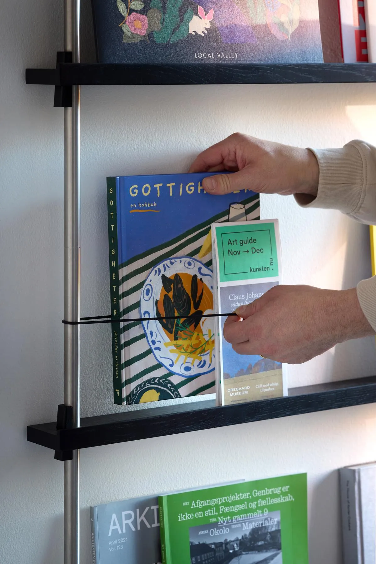 Moebe Magazine Reol Sæt Ms.180.2, Sorte Hylder, Rustfrit Stål Ben 
