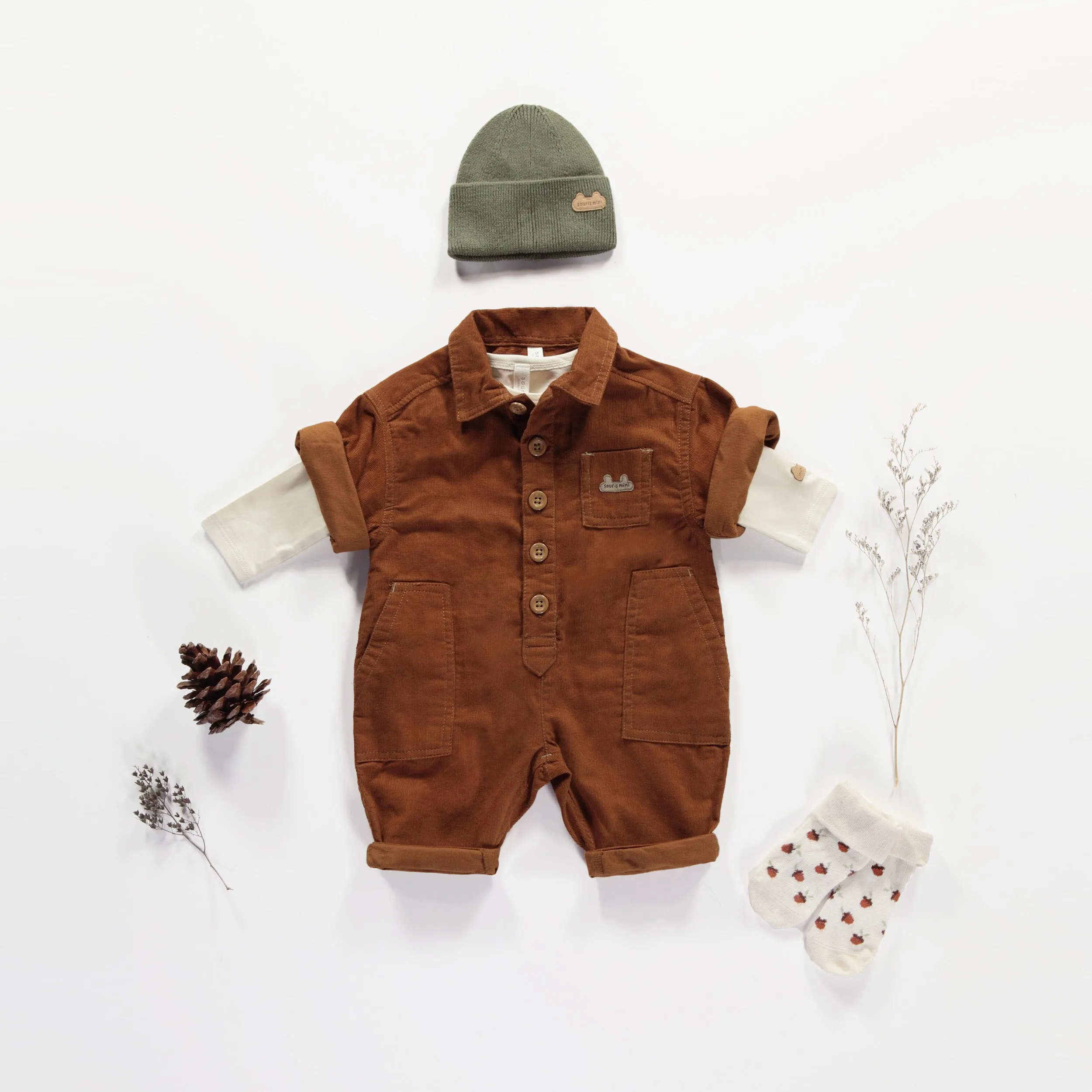 Une-pièce caramel coupe décontractée en velours côtelée, naissance || Caramel one-piece of relax fit in corduroy, newborn