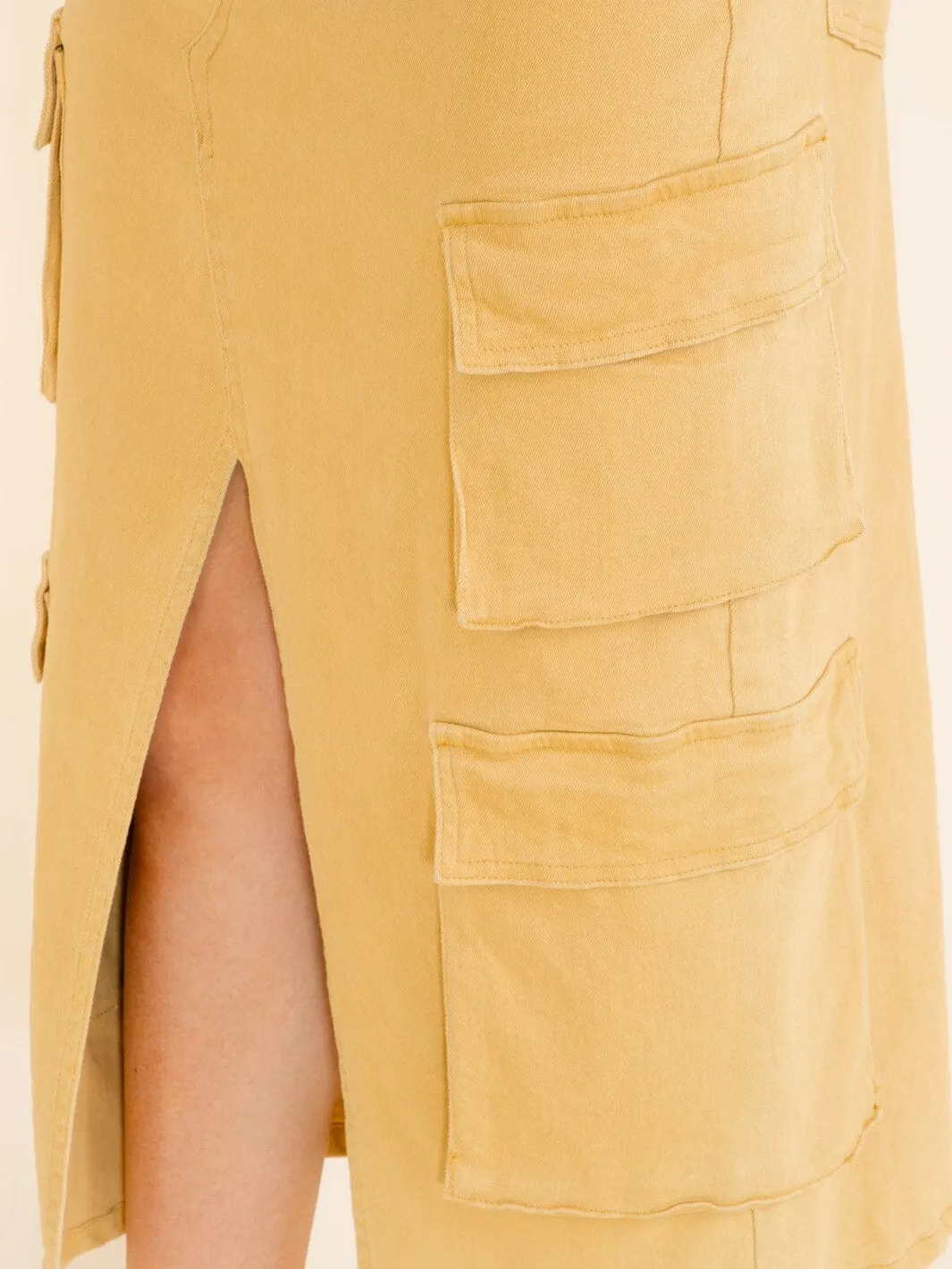 WOMEN'S BUTTON CLOSURE FRONT SLIT CARGO POCKETS DENIM MIDI SKIRT