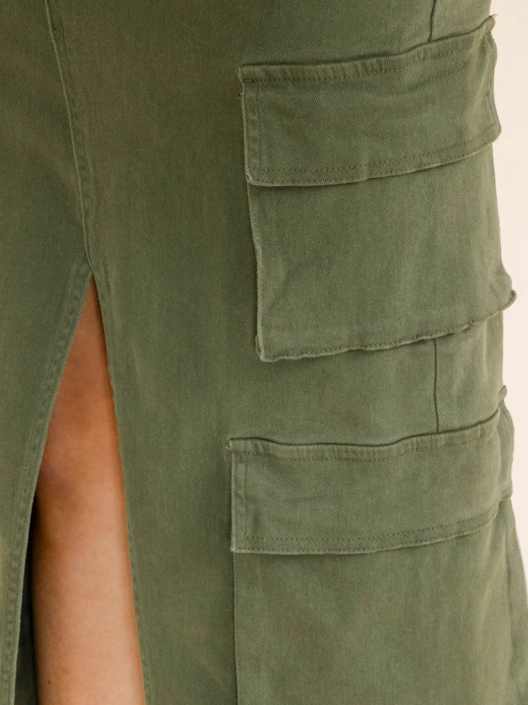 WOMEN'S BUTTON CLOSURE FRONT SLIT CARGO POCKETS DENIM MIDI SKIRT