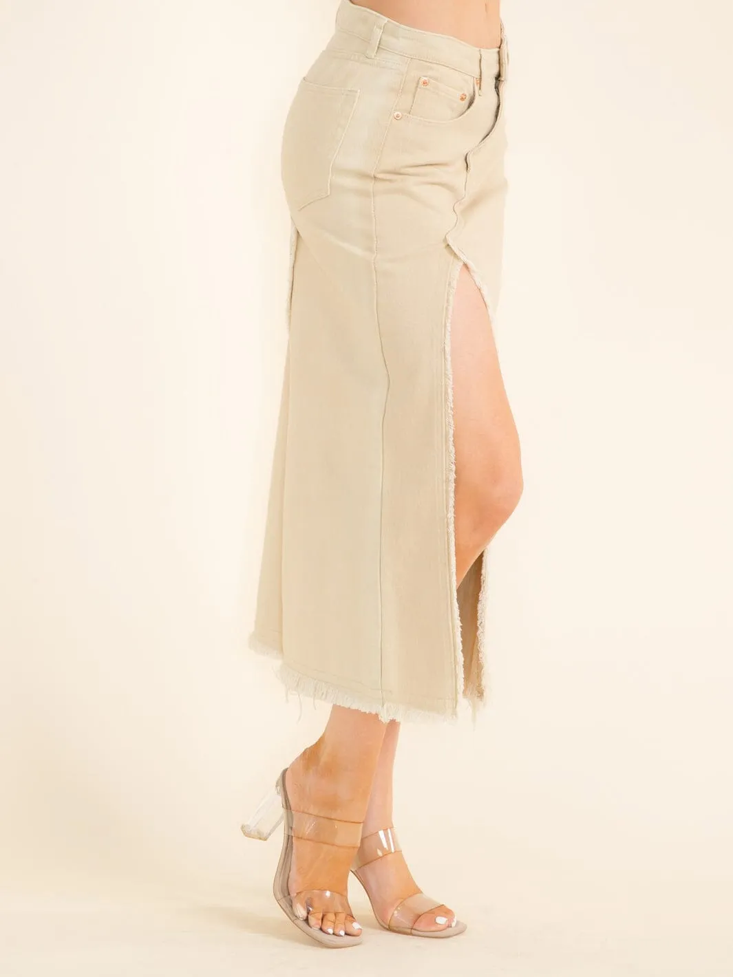 WOMEN'S BUTTON CLOSURE SIDE SLIT POCKETS DENIM MIDI SKIRT