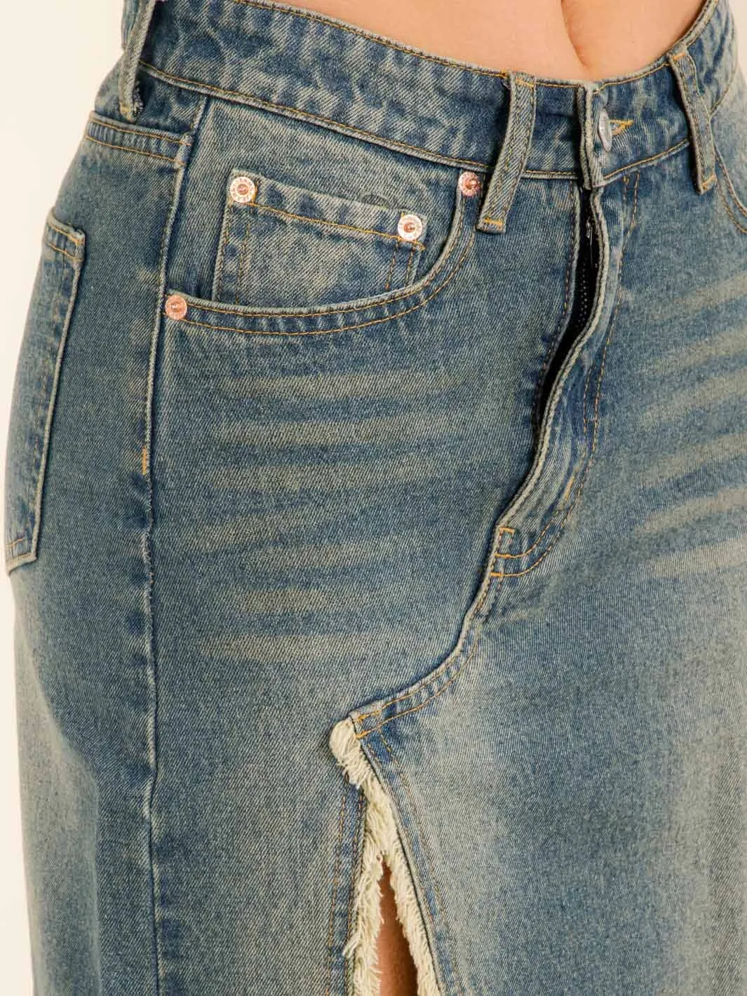 WOMEN'S BUTTON CLOSURE SIDE SLIT POCKETS DENIM WASHED MIDI SKIRT